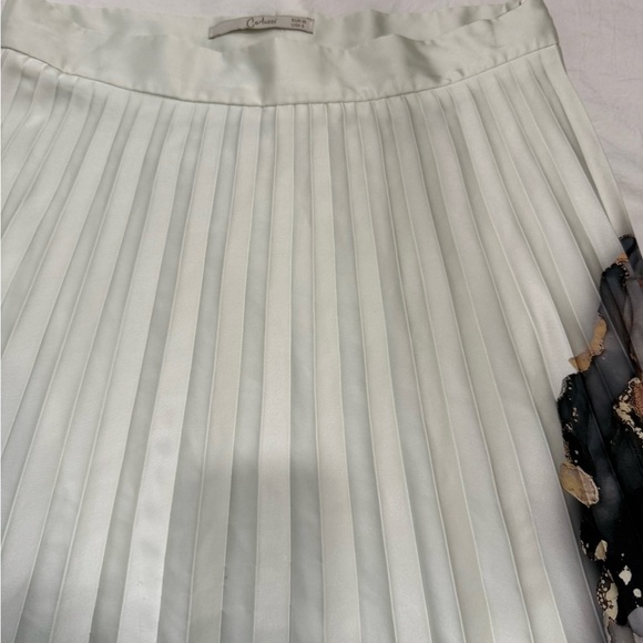 CARLUCCI Chic A-Line Skirt in Black and White - Picture 6 of 9